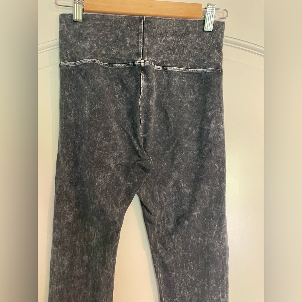 High-Waist Mineral Wash Leggings in Charcoal - Picture 2 of 7